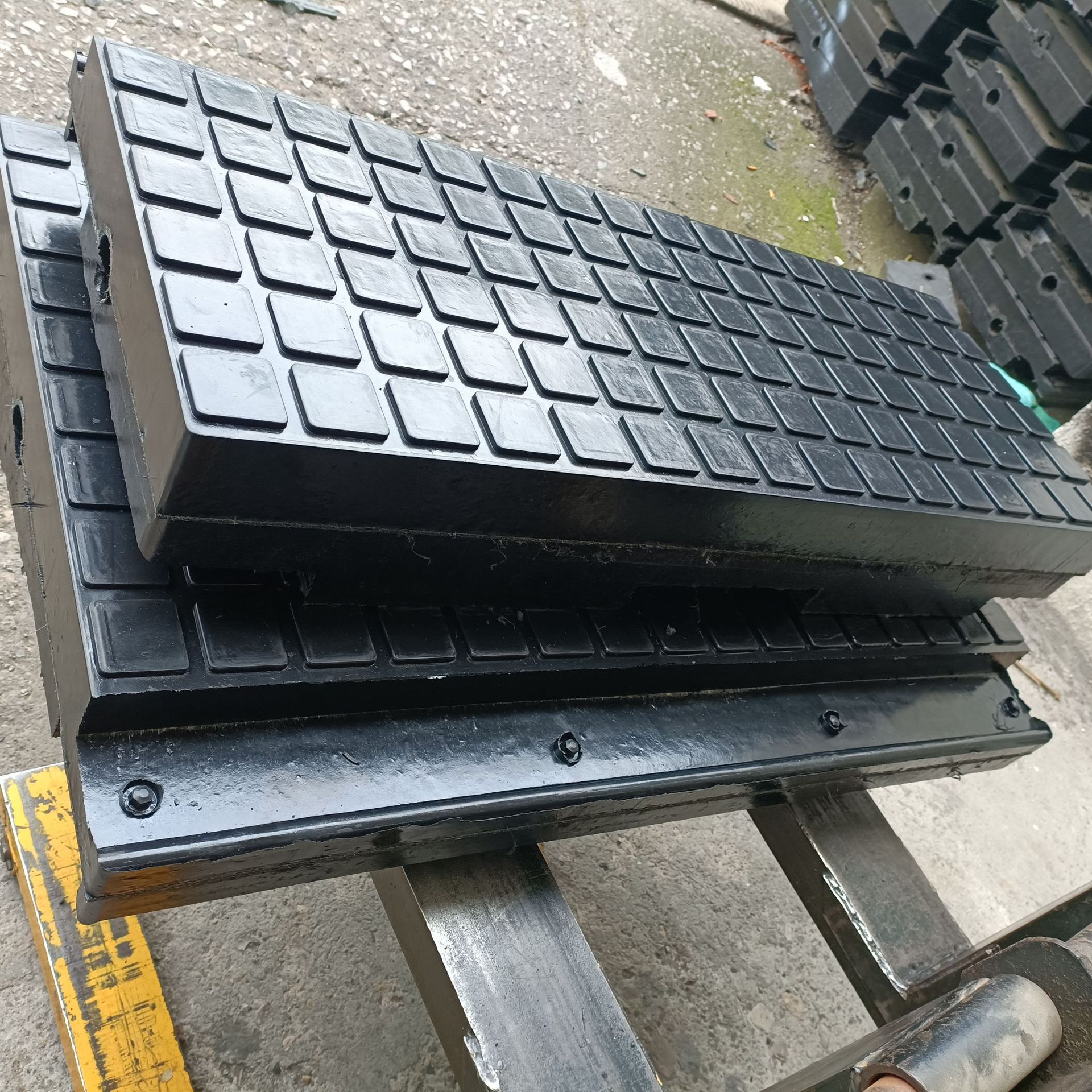 铁路橡胶道口铺面板 燕尾槽橡胶道口板 轮缘槽嵌丝橡胶道口铺面板