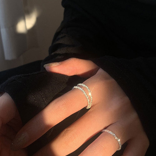 Shimmering chain studded with stars, minimalist luxury ring design for the index finger, niche feminine, personalized, fashionable, luxury, and popular among influencers.
