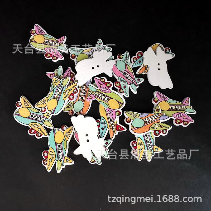 Dibujos animados pintados sobre fondo blanco lindo avión botón de madera vehículo 50 botones de madera uno