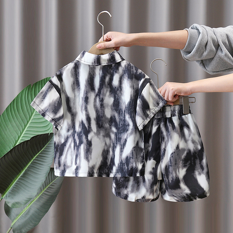 7156 Ropa para niños Traje de estilo universitario para niños Niños 2025 Nuevo verano Camisa coreana Pantalones cortos de manga corta Conjunto de dos piezas
