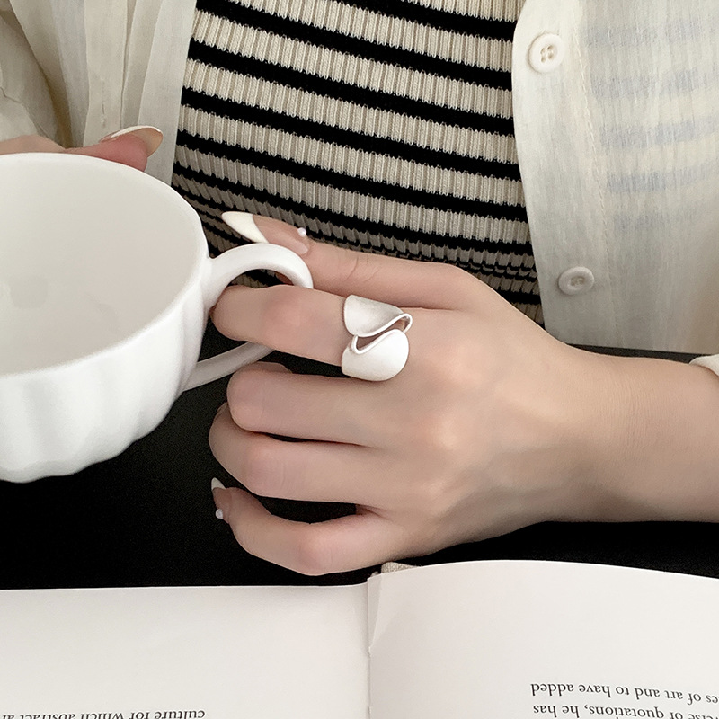 Anello da donna in argento con faccia larga plissettata S999 con texture satinata, versione giapponese coreana con design minimalista e_voghion.com