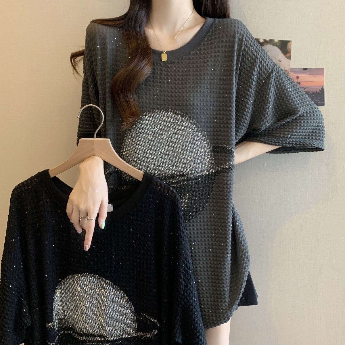 Camiseta de manga corta brillante con textura de gran tamaño para mujer 2024 verano nuevo estilo suelto y delgado que cubre la carne grasa mm top mujer image 1