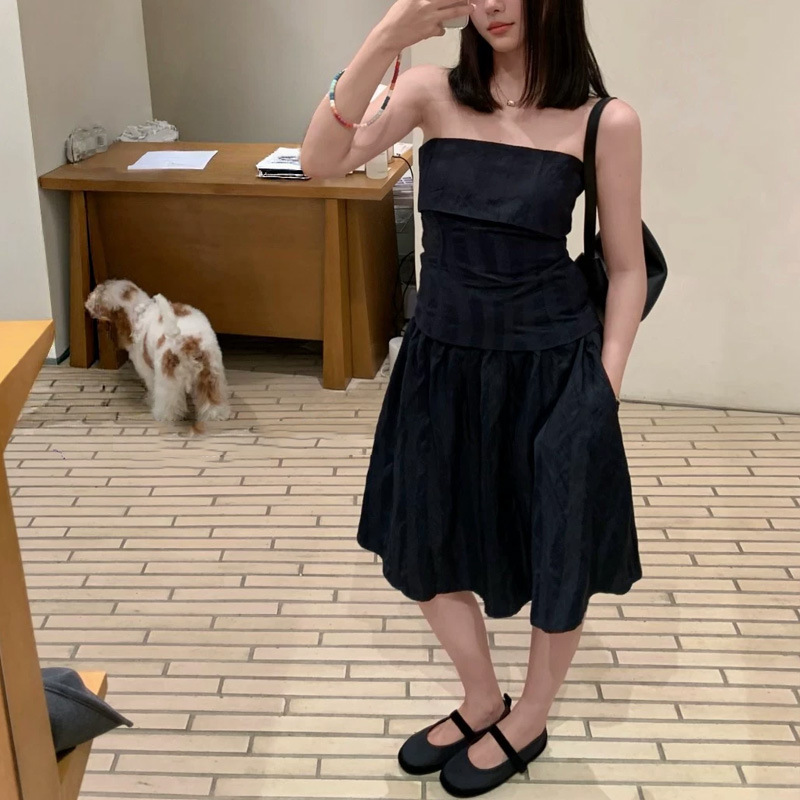 Summer light-colored lyocell metallic stripe tube top/skirt two-piece set for women with a stylish and slimming design Summer light-colored lyocell metallic stripe tube top/skirt two-piece set for women with a stylish and slimming design