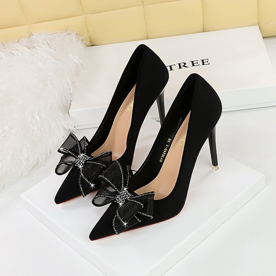 Högklackade pumps i satin med stilett, tåspetsar och spetsrosetter_voghion.com