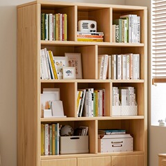 子供の実木本棚の床に物を置く棚の多層リビングルームは壁のロッカーに寄りかかっています。学生は家庭用本棚を収納しています。