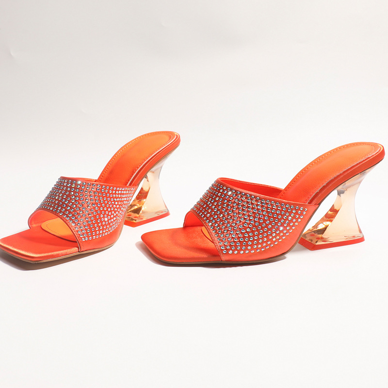 Pantofole primaverili con strass trasparenti a una linea e tacchi alti_voghion.com