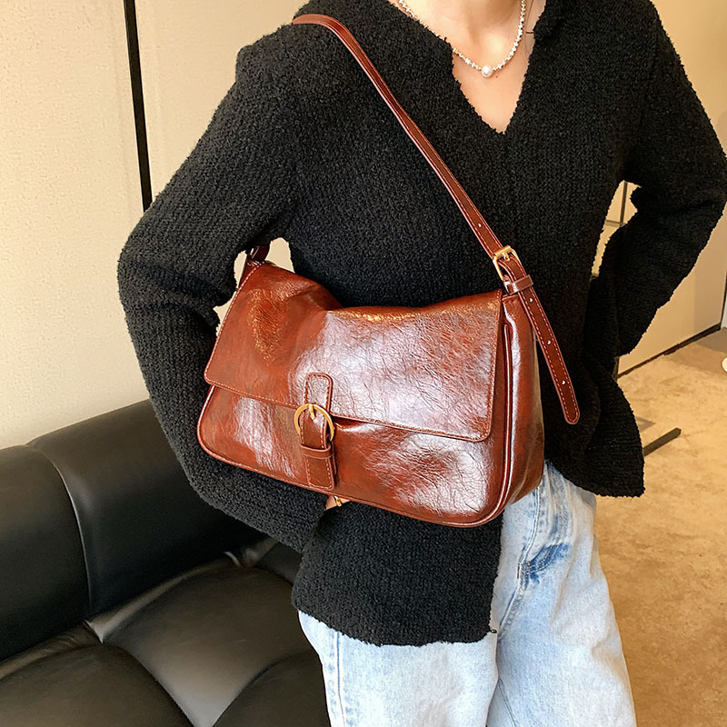 Bolsa de transporte transfronterizo de cuero suave de hombro brazo bolsas de mujer versátiles 2025 nueva gran capacidad bolsas retro