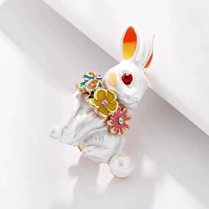 Cute Enamel Rabbit Brooch for Women, High-End Cartoon Retro Corsage, Pearl Scarf Buckle, Pin, Clothing Accessories, Wholesale