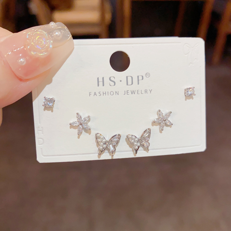 S925 aguja de plata micro incrustaciones de circón pendientes cortos pendientes de pelo corto japonés y coreano elegante todo-fósforo simple conjunto de tres piezas pendientes para las mujeres