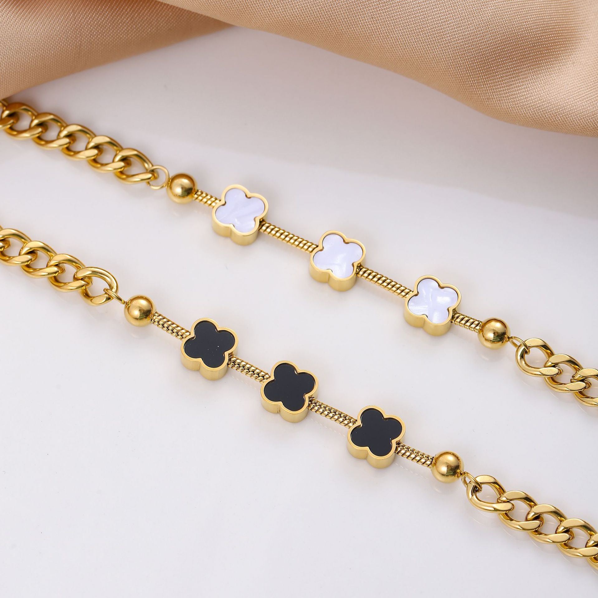 Pulsera de cuatro hojas de acero de titanio de moda simple nicho europeo y americano pulsera de alto nivel ligera de lujo temperamento joyería al por mayor mujer