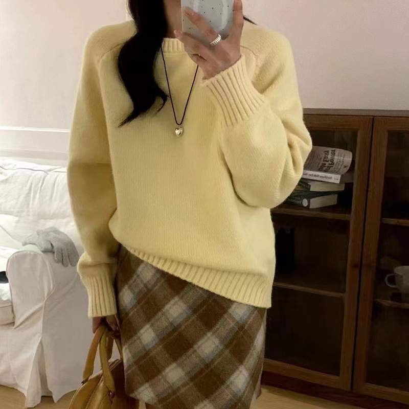 Solid color design knitted sweater with a round collar
