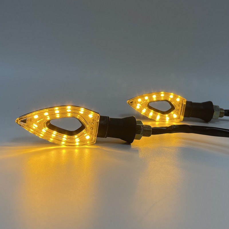 하트 모양의 중공 회전 신호 노란색 하나