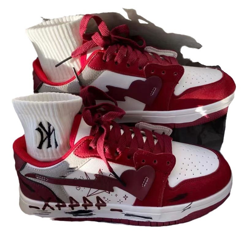 Retro rojo graffiti hacer viejos nichos de chicas corazón skateboardería en la escuela de viento de otoño con zapatos deportivos de lana para estudiantes
