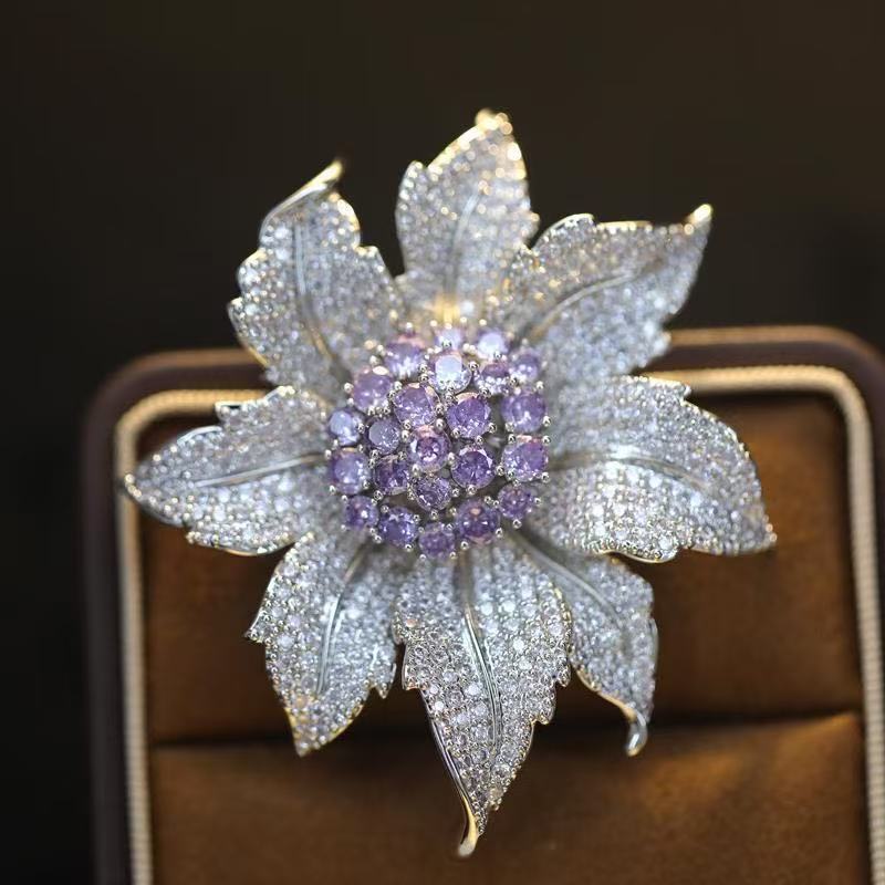 Spilla a fiore di lusso con zirconi per donna elegante accessorio spilla_voghion.com