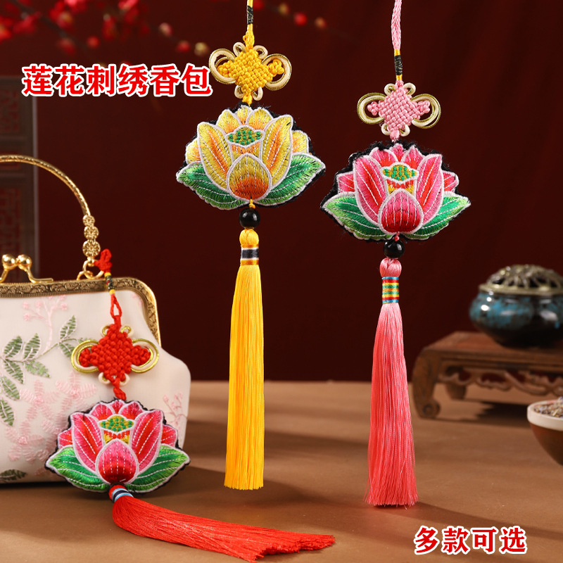 Dragon Boat Festival Bolsita de ajenjo Bolso de bendición de estilo antiguo Talismán de seguridad portátil Bolso de borla de brocado clásico Adorno de coche