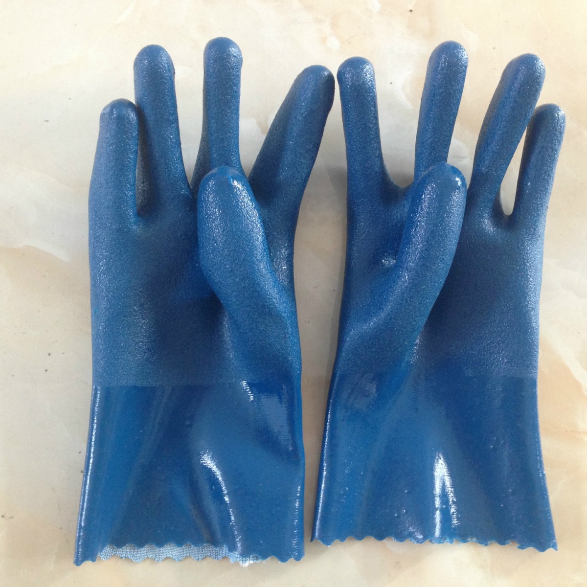 批发蓝胶耐油818款PVC手套 磨砂耐酸碱耐油耐酸碱劳保防护手套