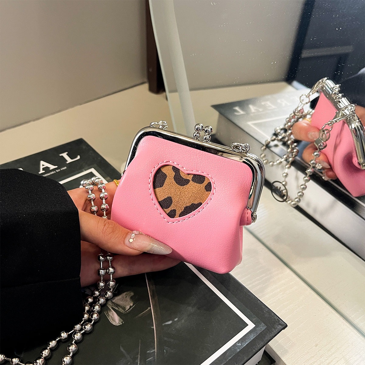 Paquete de cambio 2025 versión coreana de la bolsa de diseño de abanico de color de concha de nicho, cadena de colisión oblicua de todo fósforo, nuevo estilo, mensajero femenino de verano