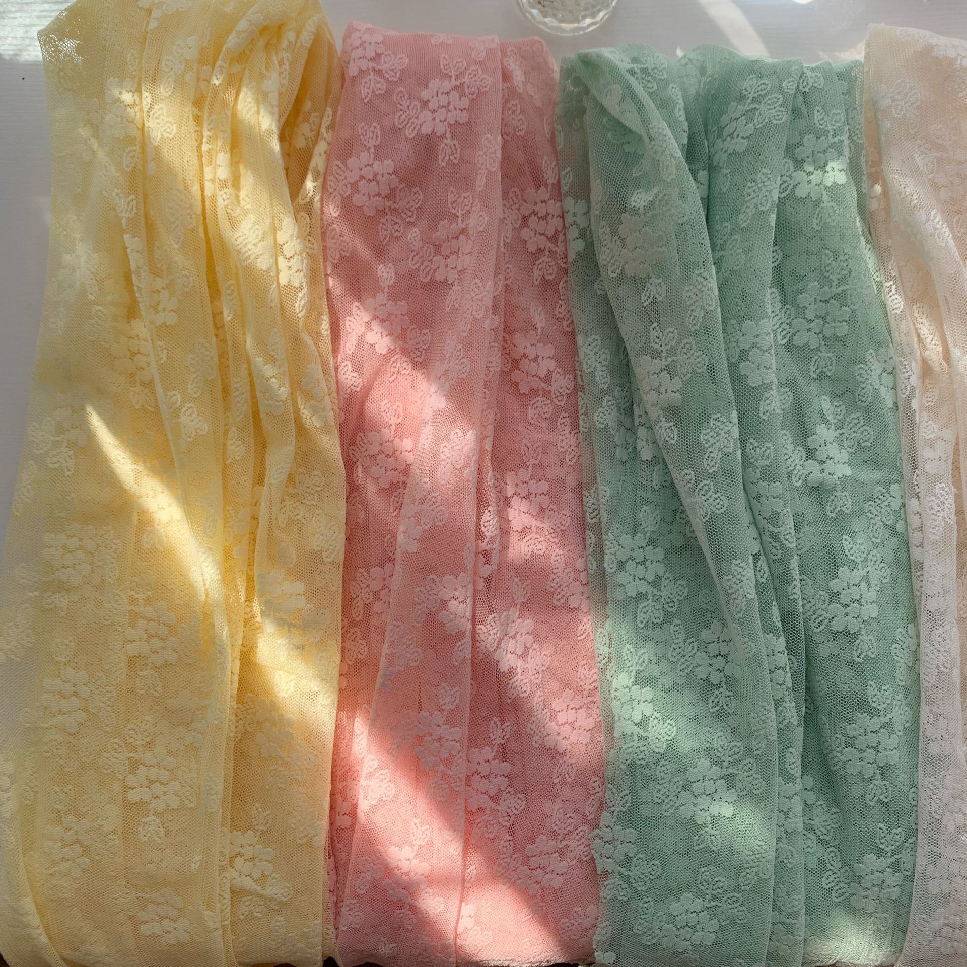 Tela de encaje de poliéster tridimensional pequeña tela de jacquard floral para niños Hanfu al por mayor estera de mesa de malla mantel de encaje