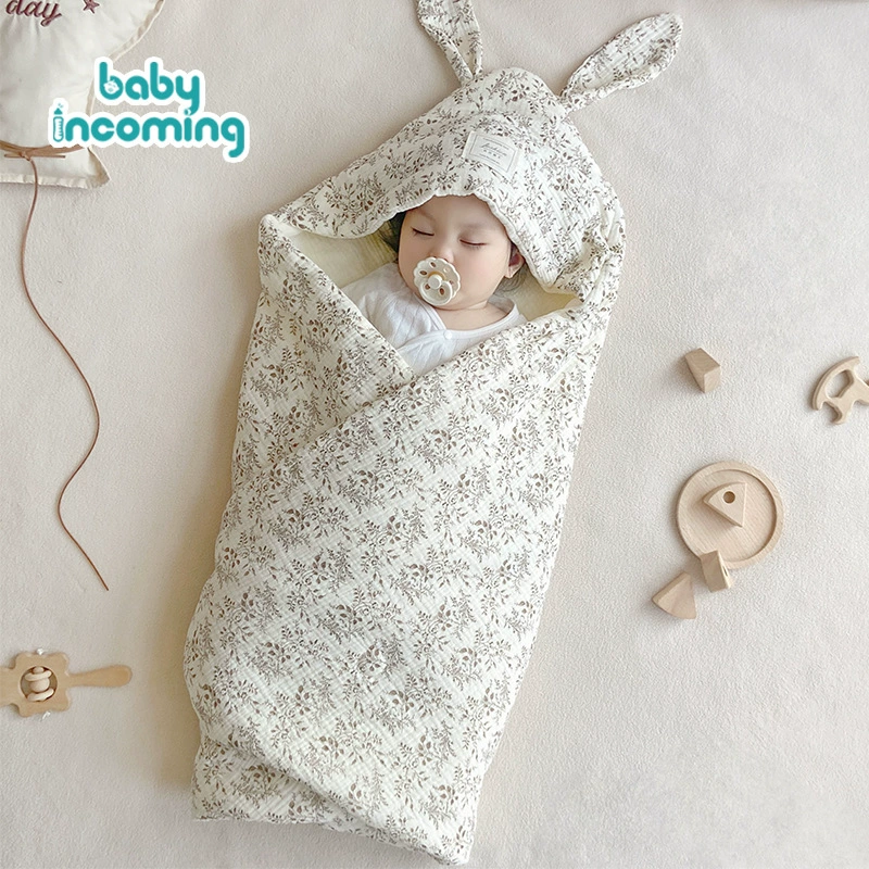 Новорожденный держит ватный мультяшный мешок