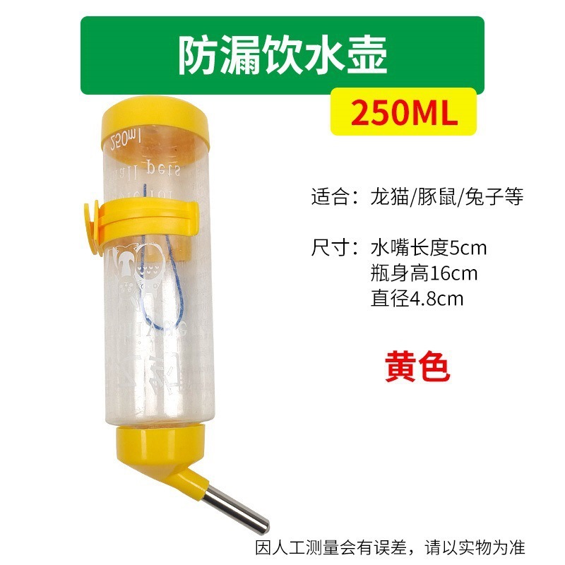 Hámster de conejillo de indias bebiendo agua de oso de oro