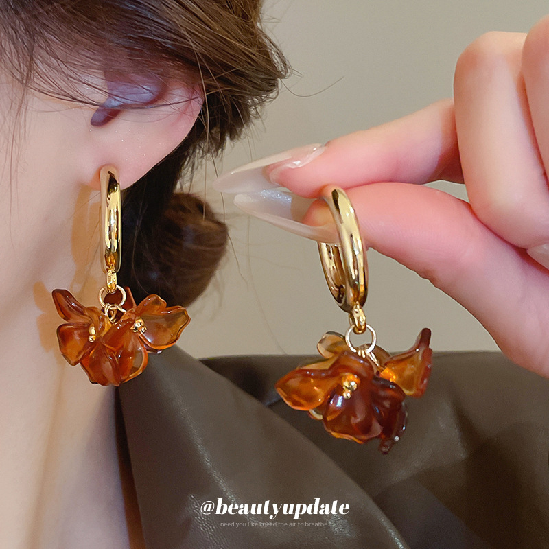 Pendientes de flor Maillard con aguja de plata Pendientes retro de nicho Pendientes de temperamento de moda Lujo ligero Sentido de alta gama Otoño e invierno al por mayor