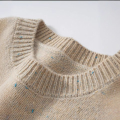 厚い純色の山のカシミヤのシャツの女性のスパンコールのニットの新型の大きいサイズのゆったりしているベルトは底を打ちます2024秋冬のセーターの丸首を打ちます。