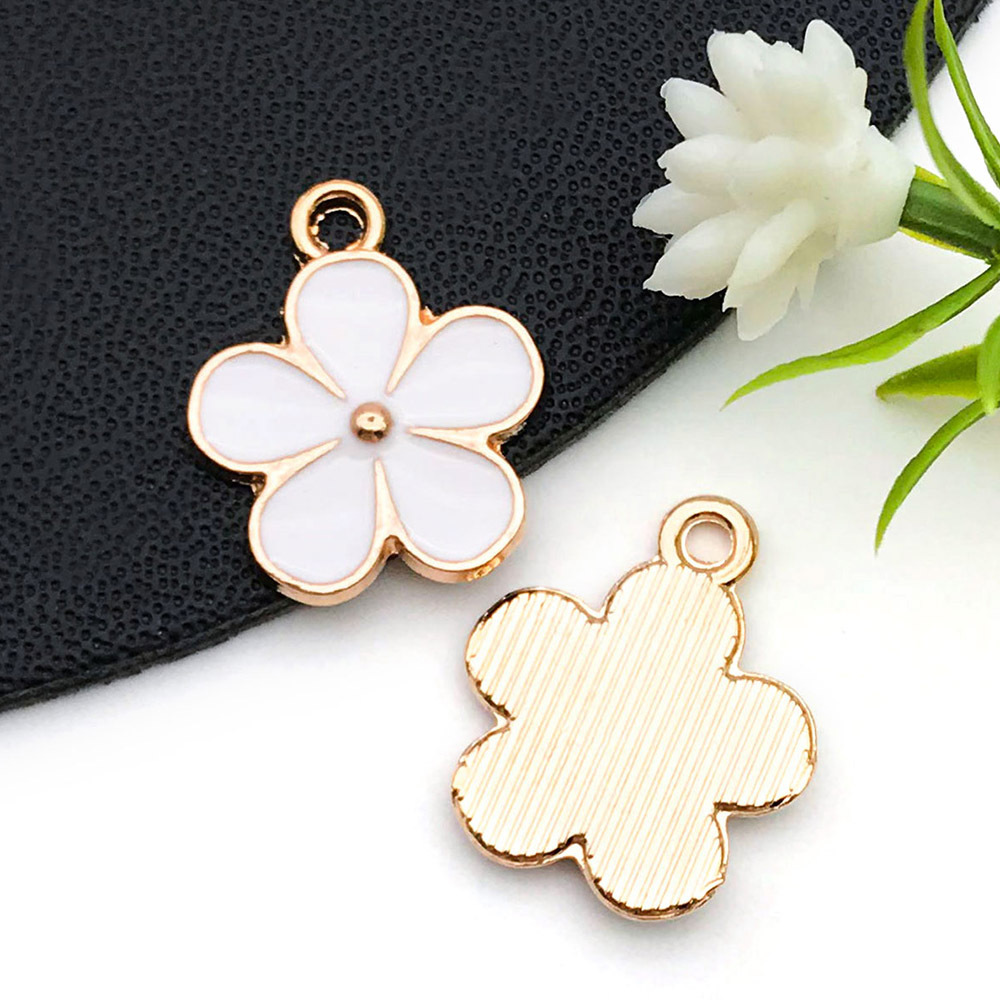 Colgantes de aleación con margarita y flor de cerezo esmaltadas