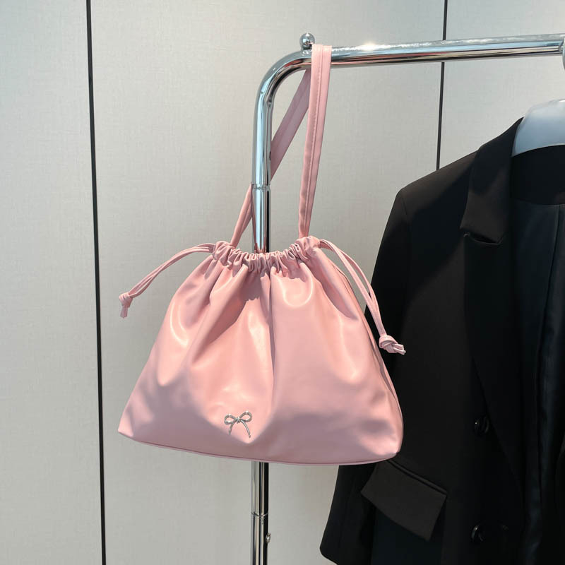 Bolsa coreana de gran capacidad bajo el bolso de tote para mujeres 2024 nuevo otoño y invierno bolso de hombro de moda versátil bolso de cubo