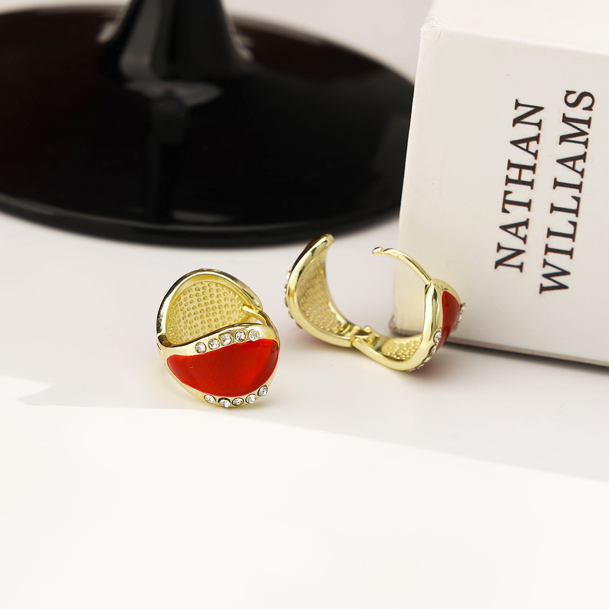 Hebillas de oreja exquisitas de estilo coreano nuevos pendientes de arco de personalidad de todo fósforo moda femenina accesorios de oreja de estudiante retro súper hada de todo fósforo