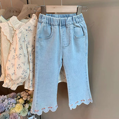 2025年新作女の子デニムフレアパンツ、春と秋の幼児と女の子向けのファッショナブルなパンツ、アウター用の多用途パンツ