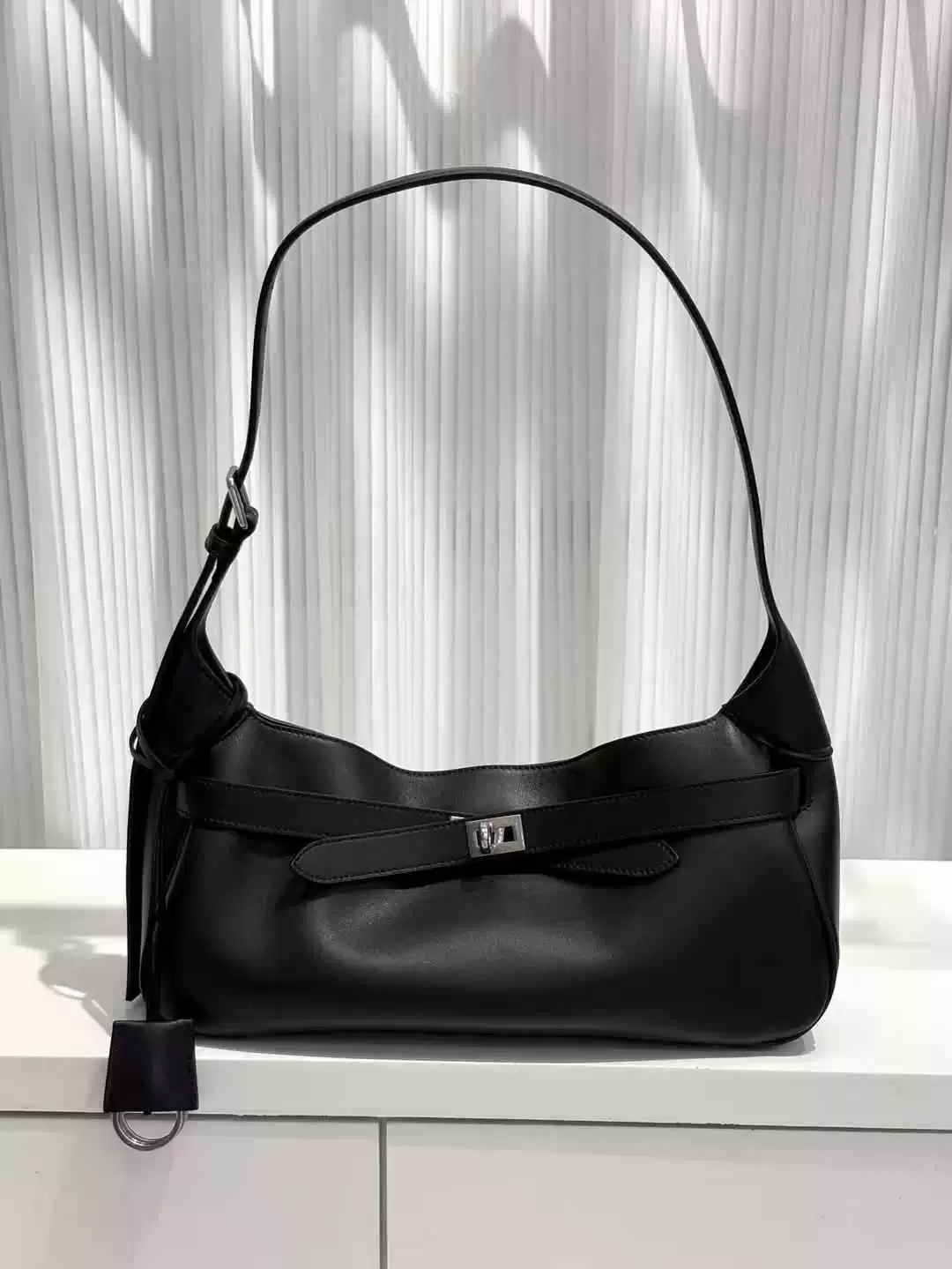 Leather capacious underarm bag, one-shoulder bag, genuine leather