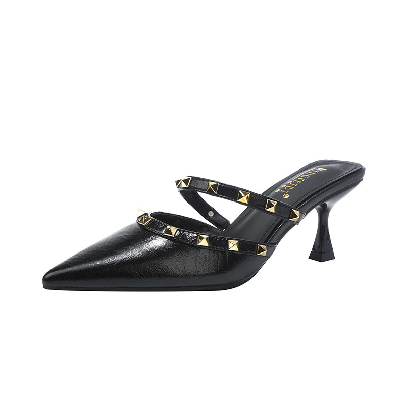 Semi pantuflas Baotou 2025 nuevo estilo de verano para llevar una sola palabra con remaches sandalias y pantuflas de tacón alto para mujer puntiagudo todo fósforo