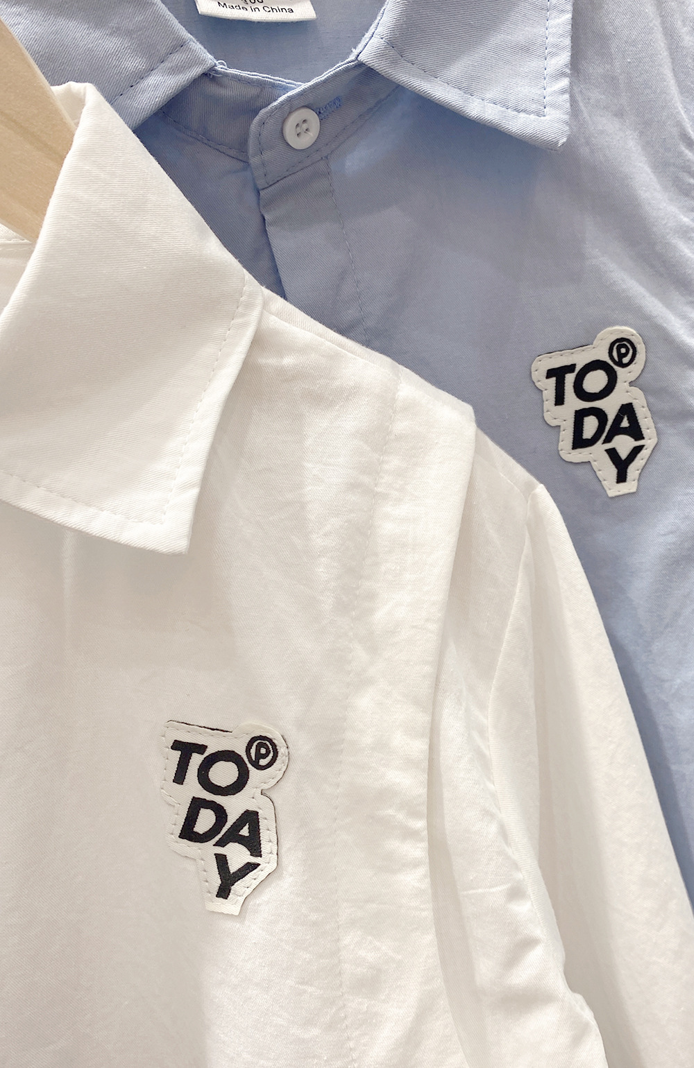 Camisa de los muchachos primavera y otoño 2023 nuevo estilo occidental hermosa camisa para niños estilo coreano de manga larga capa superior para niños medianos y grandes