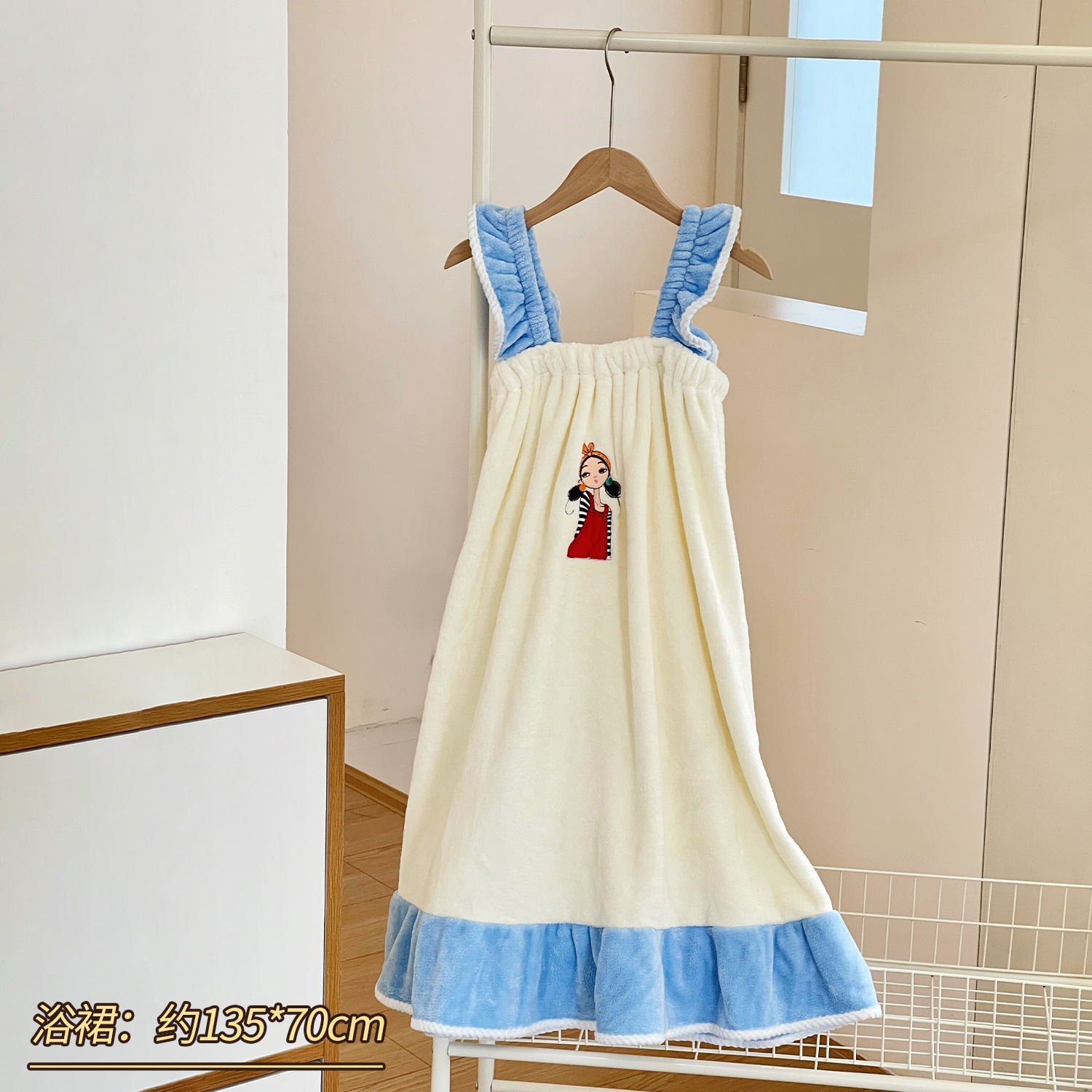 En verano, el hogar absorbe agua y se seca rápidamente. Se puede usar. Se puede envolver en una toalla de baño.