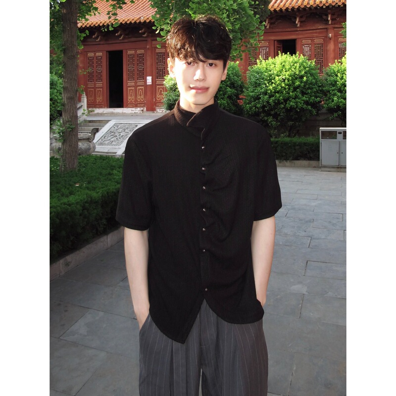 Unique design with layered placket and pleated texture, short-sleeved shirt for men and women, comfortable for summer commuting, with a stand-up collar Unique design with layered placket and pleated texture, short-sleeved shirt for men and women, comfortable for summer commuting, with a stand-up collar