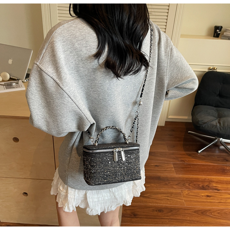 The diamond-shaped chain crossbody bag for women in the summer of 2025 features a fashionable and niche design. This year, the box bucket bag is in vogue undefined