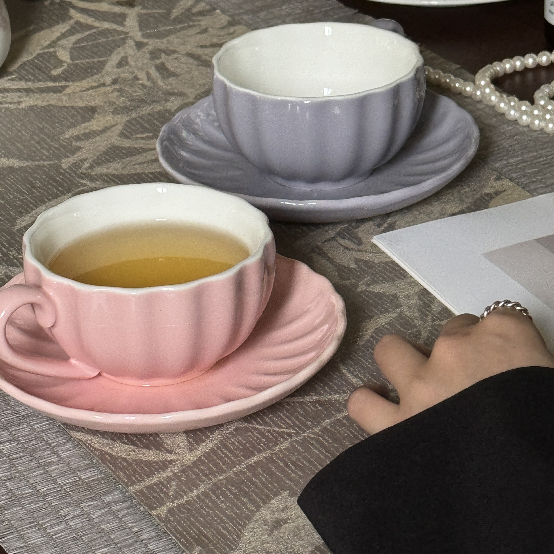 Spot estilo ins simple concha francesa taza de té de la tarde plato en relieve taza de café de cerámica juego al por mayor