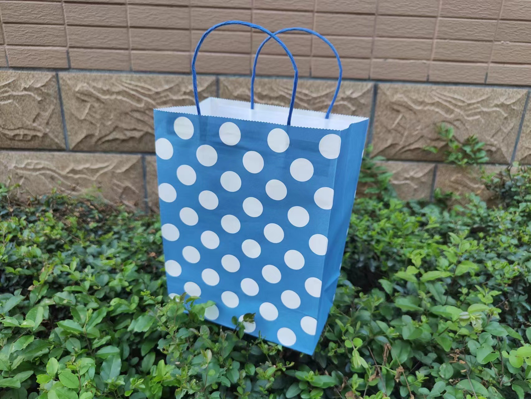 Polka Dot sarga mancha color bolsa de papel Regalo de Cumpleaños bolsa de embalaje de vacaciones bolsa de papel Kraft bolso de regalo de mano en stock lote
