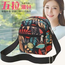 花布包牛津布斜挎钱包女新款中年女包时尚单肩尼龙帆布妈妈包百搭