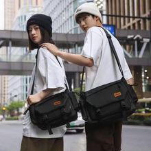 潮牌男士单肩包2025新款上班背包通勤斜挎包轻便大容量黑色邮差包