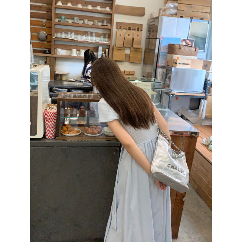 ケーキを切る、小さな女の子向けの自家製、夏らしいデザイン、ユニークで美しいドレス、青い寛大な半袖スカート|undefined
