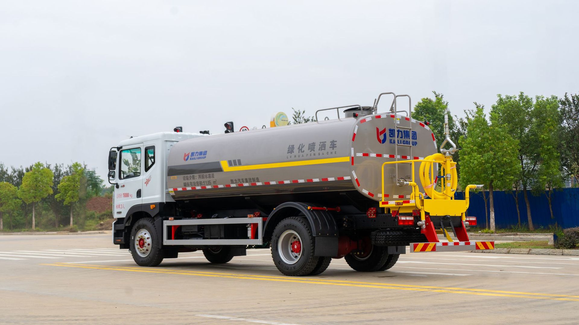 Dongfeng 15-Ton Sanitation Sprinkler Truck Direct from Manufacturer, 12-Ton Park and Scenic Area Greening Sprinkler Truck for Road Spraying and Dust Reduction
