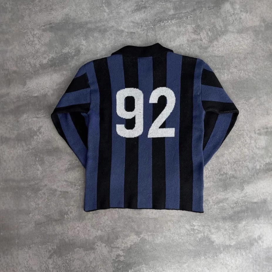 Suéter de punto estilo jersey retro americano con rayas verticales para hombre y mujer, con estampado de letras y cuello tipo polo, Otoño/Invierno 2025.