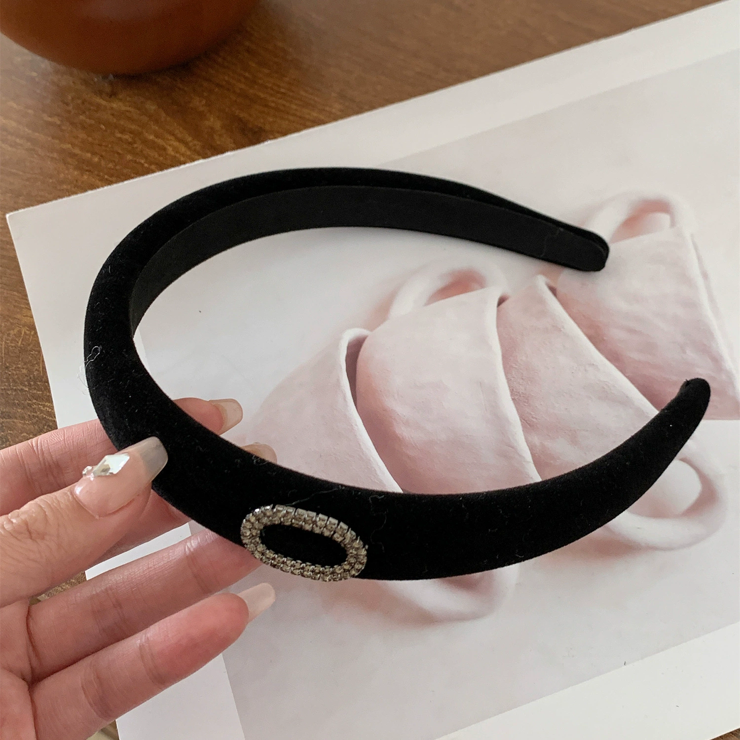Ретро-ободок для волос, бархатная повязка в стиле Chanel с цветочным акцентом, ширина 1.5–3 см