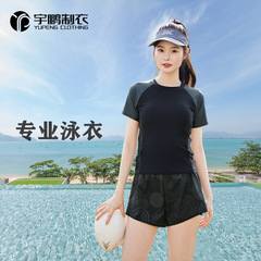 夏の新型のお腹を隠して痩せている水着の女性は体を分けます。
