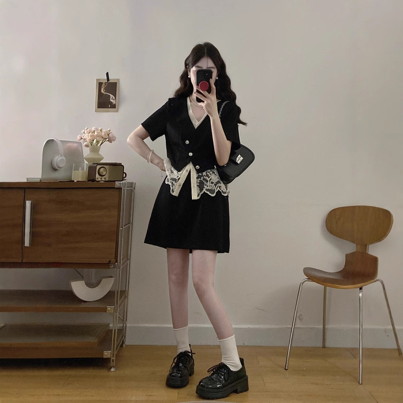 プラスサイズの女性の 2025 夏の新しいファッションデザインステッチレースフェイクツーピーストップ + スカートスーツ|undefined