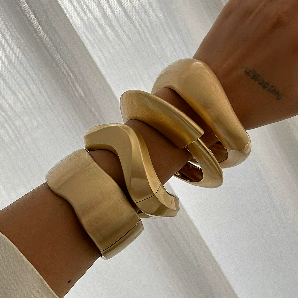 Металлический глянцевый золотой браслет, браслет-манжета из сплава, европейский стиль легкой роскоши, внутренняя длина 9 см