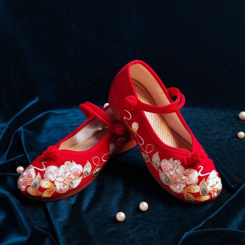 old Beijing clothing shoes female soft bottom embroidery restoring ancient ways embroidered hanhu Chinese qipao dress shoes buckle single woman flat shoes