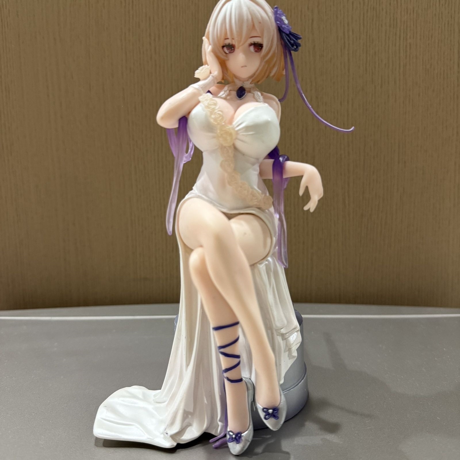 La ruta azul azul siríaca de la nave es pura rosa blanca. Modelo de decoración hecha a mano de vestido de mujer hermosa