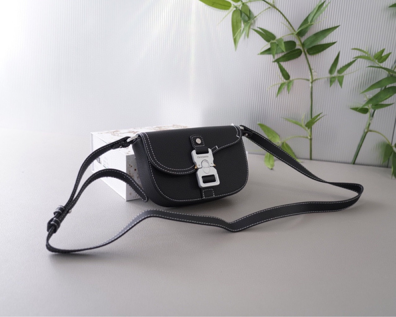 D奥23轻奢法国小众欧美邮差马鞍包信使包牛皮小方包男单肩斜挎包